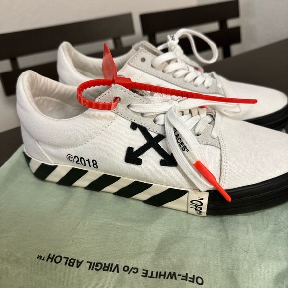 Pre owned like new OFF-WHITE Low Vulcanized Sneakers with dust bag. - Picture 6 of 10